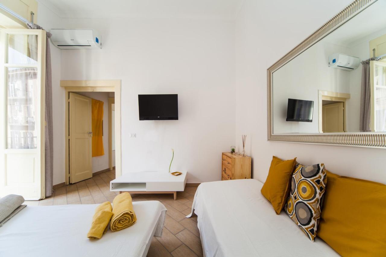 Napoli Centro Suite - Duomo Apartment Bagian luar foto